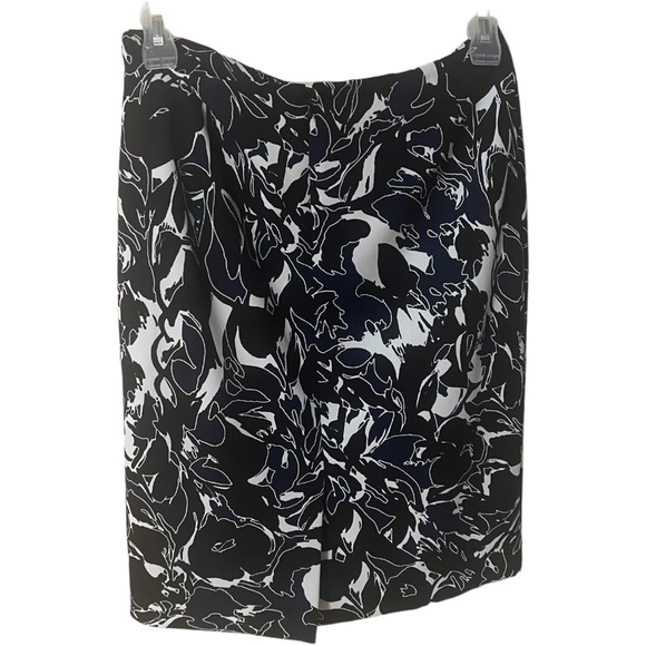 A Kasper black & white skirt in size 8 - Picture 6 of 7